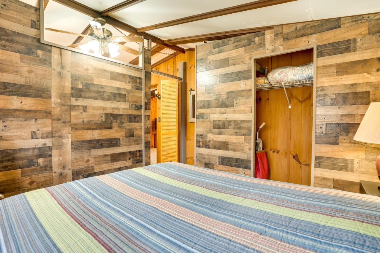 Peaceful Warne Cabin Fenced Yard And Screened Porch Brasstown Eksteriør bilde