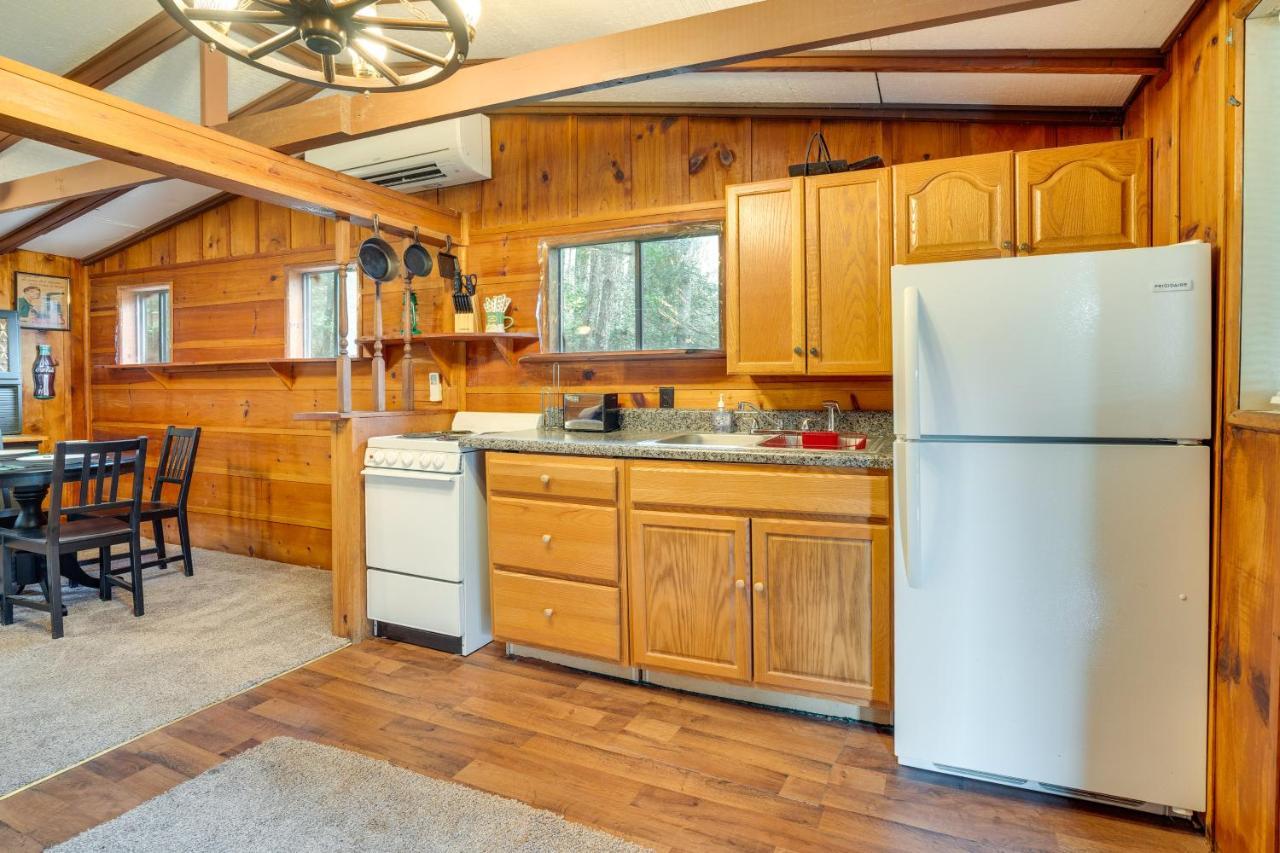 Peaceful Warne Cabin Fenced Yard And Screened Porch Brasstown Eksteriør bilde