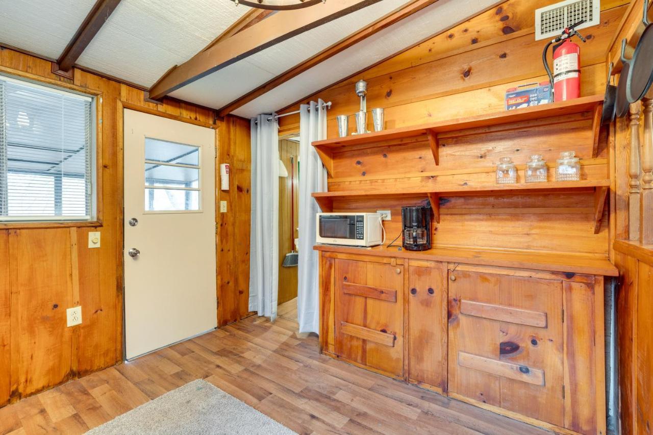 Peaceful Warne Cabin Fenced Yard And Screened Porch Brasstown Eksteriør bilde