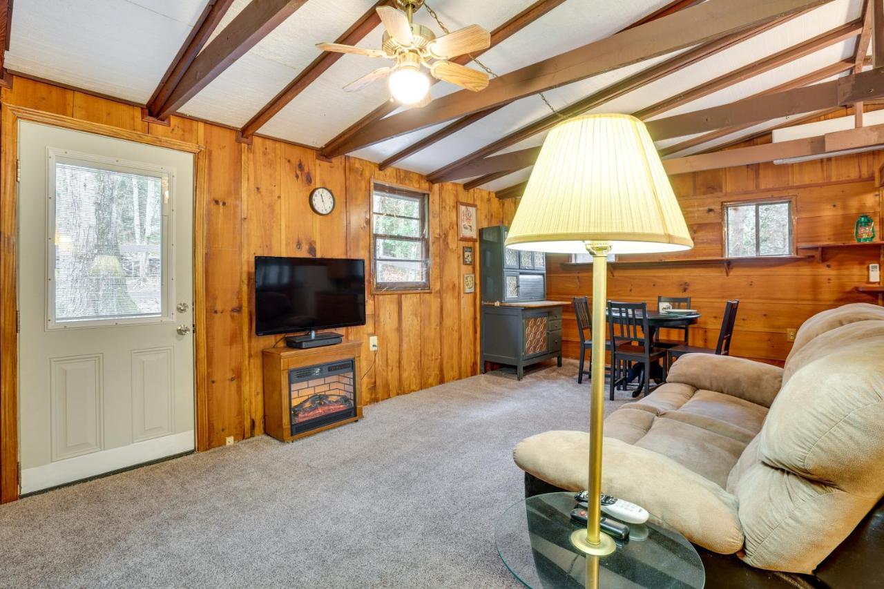 Peaceful Warne Cabin Fenced Yard And Screened Porch Brasstown Eksteriør bilde